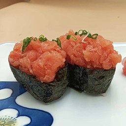 (581) ซูชิแซลมอนสับ Salmon Negitoro Gunkan