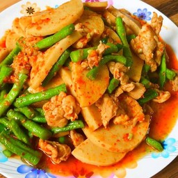 พริกแกงหมูยอราดข้าว