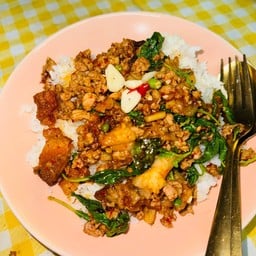 ข้าวกระเพราหมูกรอบปนหมูสับ