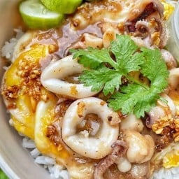 ข้าวไข่ข้นหมึกซอสกระเทียม