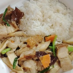 หมูกรอบผัดพริกไทยดําราดข้าว