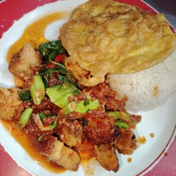 หมูกรอบผัดพริกแกงราดข้าว