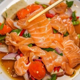 ยำแซลมอนไข่แดงใส่หมูยอ