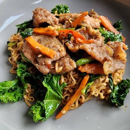 มาม่าผัดขี้เมาหมู