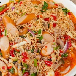 ยำมาม่าไส้กรอก