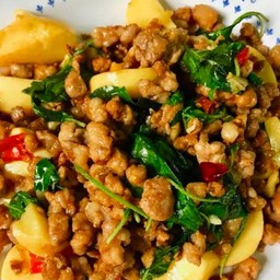 กะเพราเต้าหู้หมูสับราดข้าว