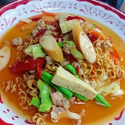 ยำมาม่า  หมูสับ  กุ้งสุก  หมูยอ