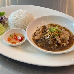 ข้าวหมูผัดกระเทียมพริกไทยดำ