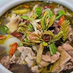 ต้มโคล้งไก่ ใบมะขาม