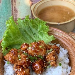 ข้าวไก่กรอบซอสเผ็ดเกาหลี