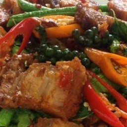 ผัดขี้เมาหมูกรอบราดข้าว