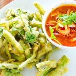 ยำผักบุ้งกรอบ