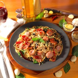 สปาเก็ตตี้ ผัดพริกแห้ง แฮมและเบค่อนรมควัน ใส้กรอกอิตาลี่ ผัดน้ำมันมะกอก