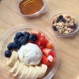 กรีกโยเกิร์ต ผลไม้ 3 อย่าง +กราโนลา