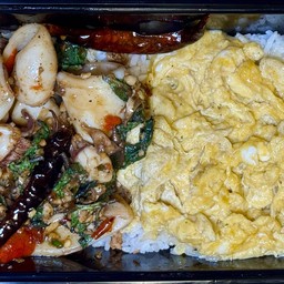 ข้าวกะเพราปลาหมึกไข่ข้น