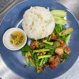 ข้าวคะน้าหมูกรอบ