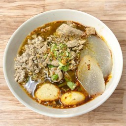 ก๋วยเตี๋ยวหมู-เนื้อ แม่วีนา (โชคชัย4)