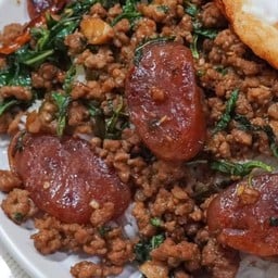 ข้าวกะเพราหมูสับกุนเชียง