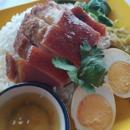 ข้าวขาหมูใส่ไข่