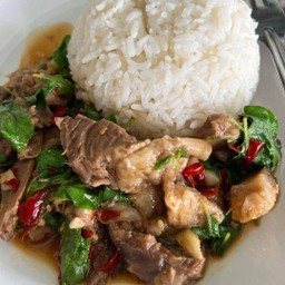 ผัดกระเพราเนื้อเปื่อย