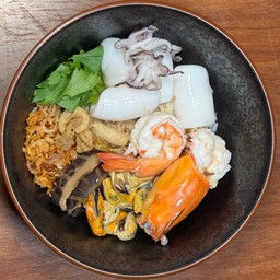 ข้าวต้มแห้งรวมมิตรทะเล