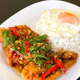 ปลาดอลลี่ทอดซอสกะเพรา