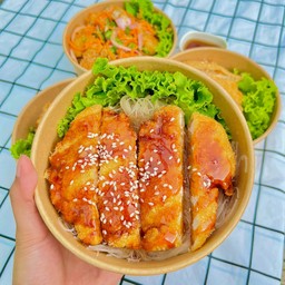 เส้นหมี่ไก่ทอดซอสเผ็ดเกาหลี