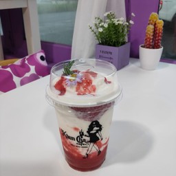 นมสดสตรอว์เบอร์รี่