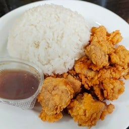ข้าวไก่ทอดกรอบ ( ซอสน้ำปลา )