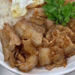 ข้าวสามชั้นทอดกระเทียม