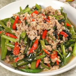 ข้าวผัดผักบุ้งไฟเเดงหมูสับ