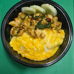 กะเพราไก่ไข่ข้น