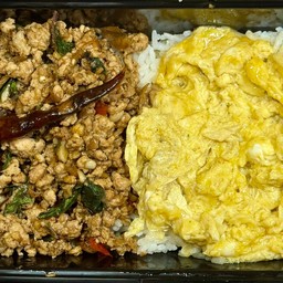 ข้าวกะเพราหมูสับไข่ข้น