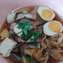 ก๋วยจั๊บรวมหมูกรอบ