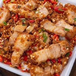 ข้าวหมูกรอบคั่วพริกเกลือ