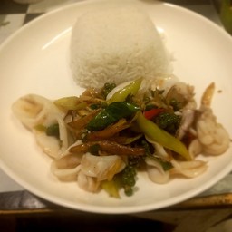 ผัดฉ่าทะเลราดข้าว