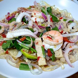 ยำเส้นแก้วรวมมิตร ( หมูสับ,หมูยอ,กุ้ง,หมึกสาย )