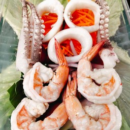 ยำปลาหมึกกุ้งสุก