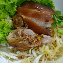 บะหมี่แห้งขาหมูพะโล้