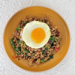 ข้าวกระเพราหมูสับ และไข่ดาว