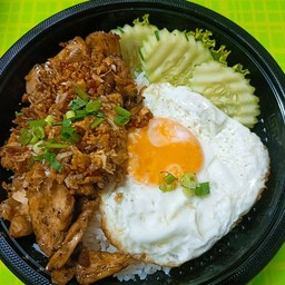 ข้าวราดทอดกระเทียมพริกไทย