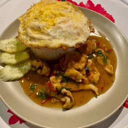 ผัดกระเพราคอหมูราดข้าว