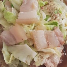 ผัดกะหล่ำปลีหมูสามชั้นราดข้าว