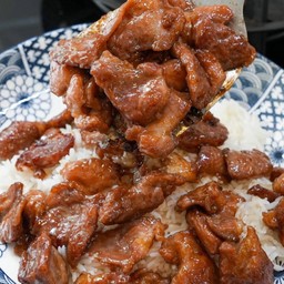 ข้าวหมูชิ้นผัดน้ำมันหอย