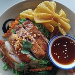 บะหมี่หยกแห้ง ไก่อบราดน้ำหมูแดง