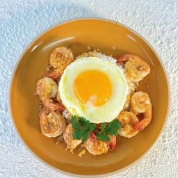 ข้าวกุ้งกระเทียม และไข่ดาว