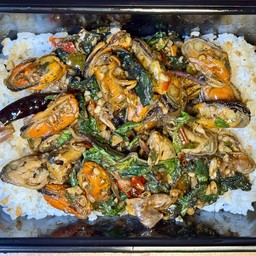 ข้าวกะเพราแห้งหอยแมลงภู่