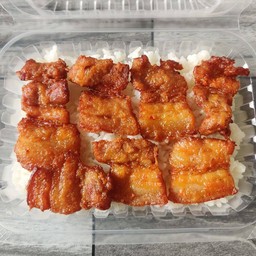 ข้าวหมูทอดน้ำปลา (หมูสามชั้นติดหนัง)