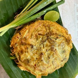 ผัดไทยห่อไข่ (กุ้ง / หมึก)