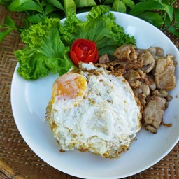 ข้าวหมูกระเทียมไข่ดาว